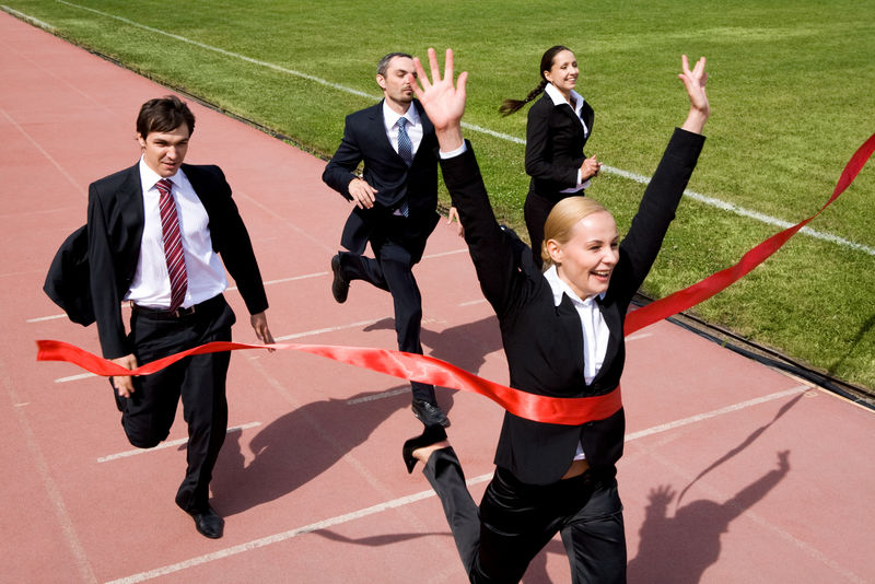 运动员竞技激烈，拼尽全力奔向胜利终点