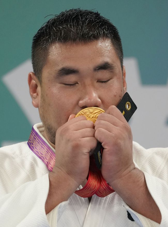 柔道选手精湛技艺，英勇夺冠