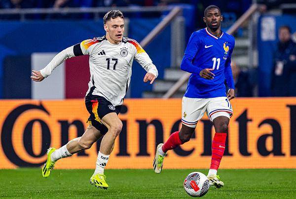 欧锦赛资格赛中的球员们比肩争雄