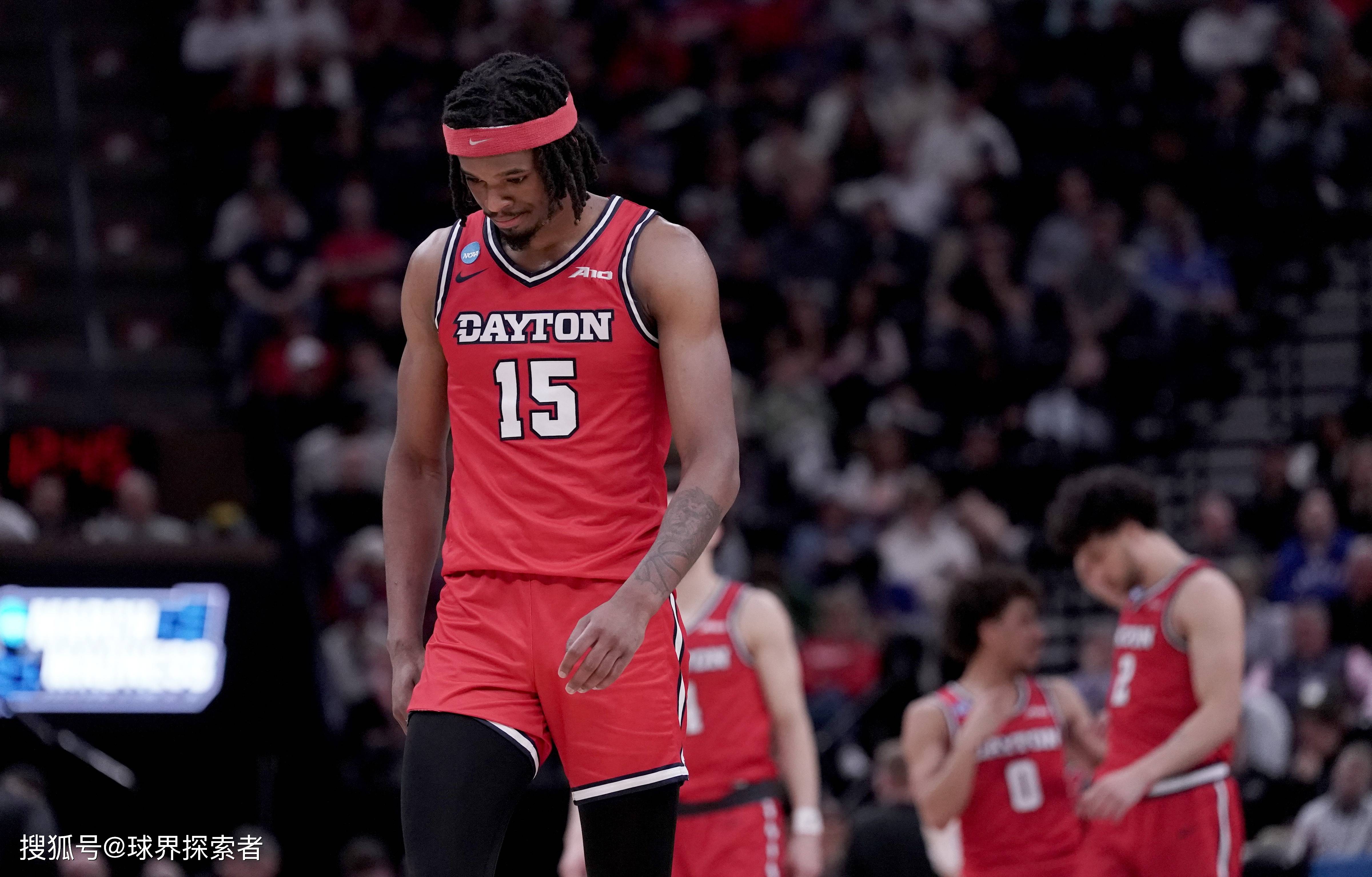 雄鹿胜掘金：米德尔顿舞刀弄枪