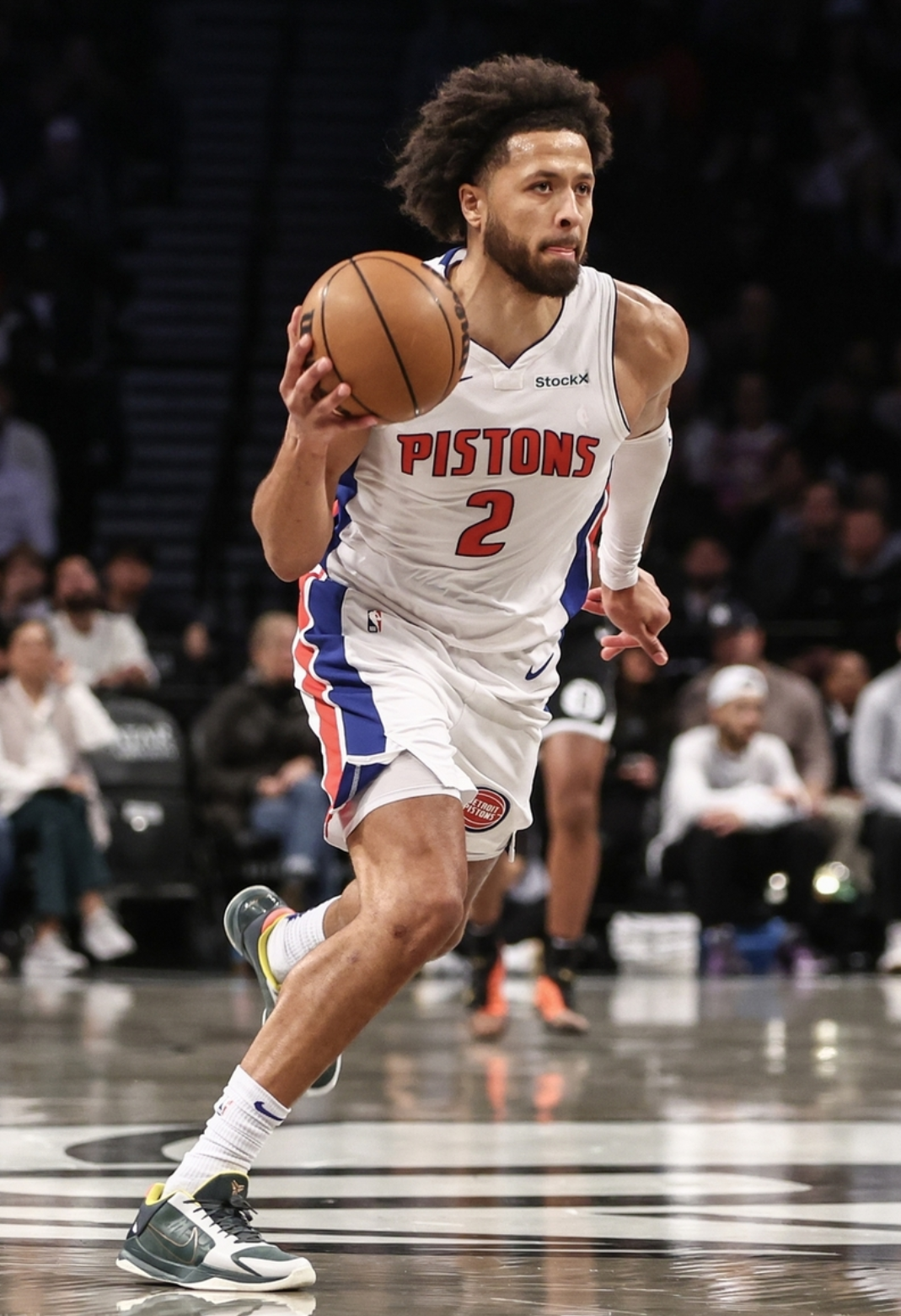 篮网惊险击败篮网，继续不败